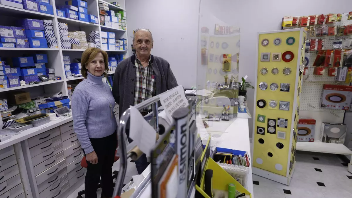 Sonilux dice adiós a 35 años iluminando La Calzada: "La clave ha sido el compromiso"