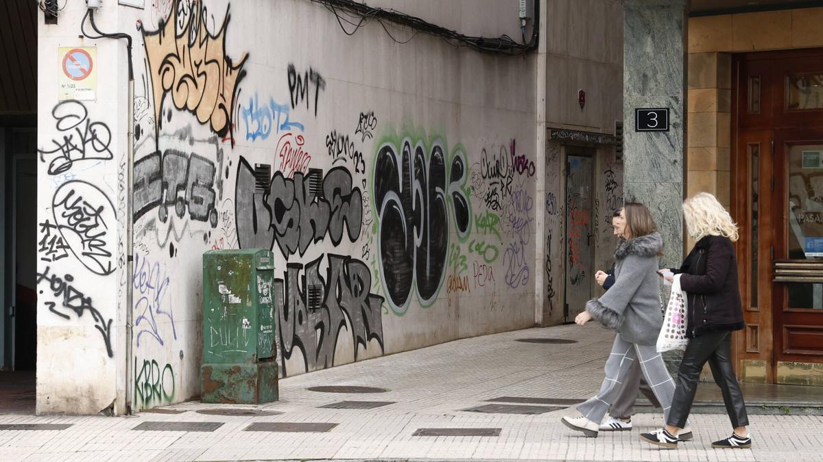 Vídeo: Los vecinos de Gijón piden multas "ejemplares" y concienciación para combatir las pintadas callejeras