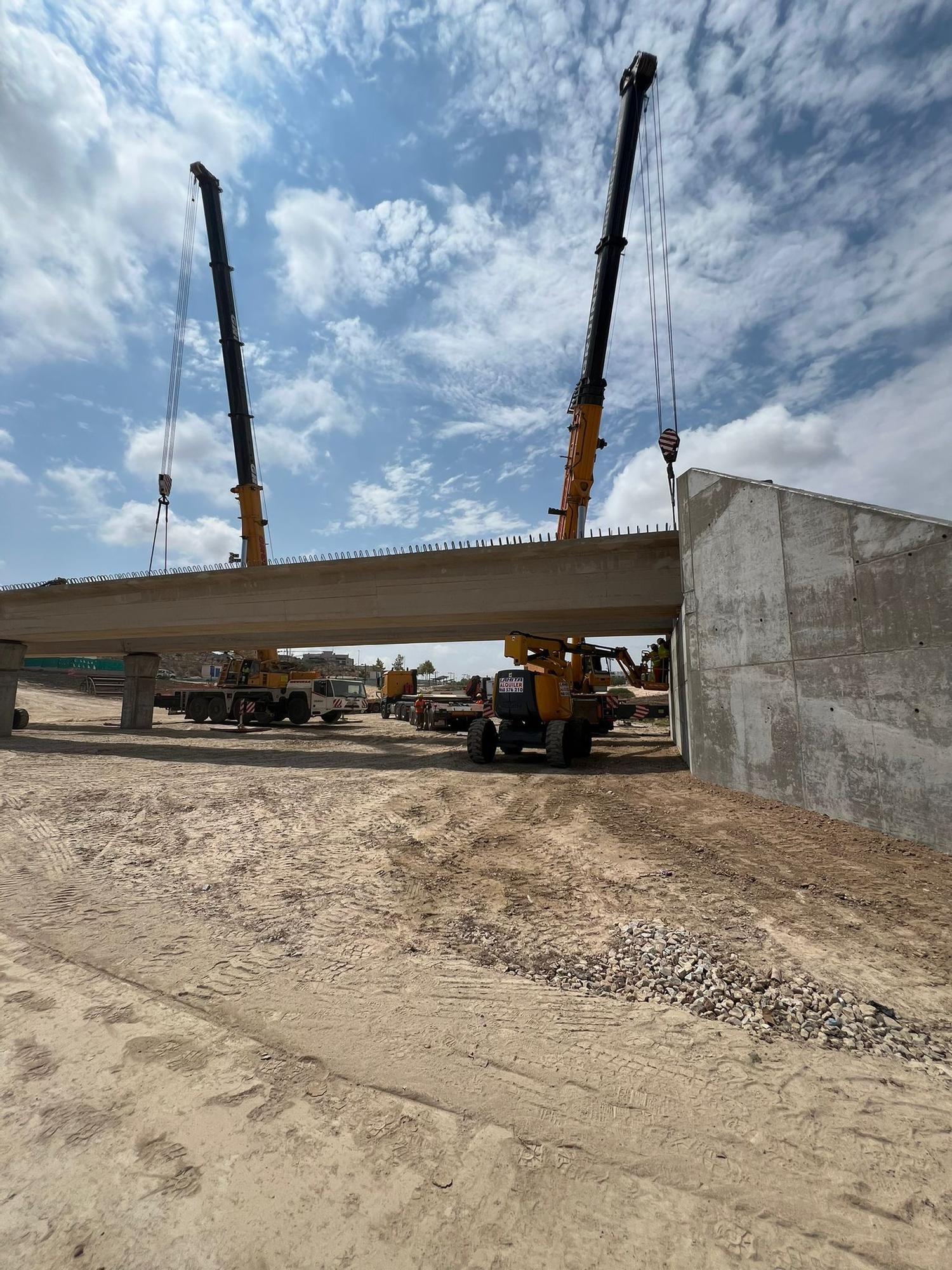 Ya faltal menos para completar el nuevo puente sobre la CV-95 en San Miguel de Salinas