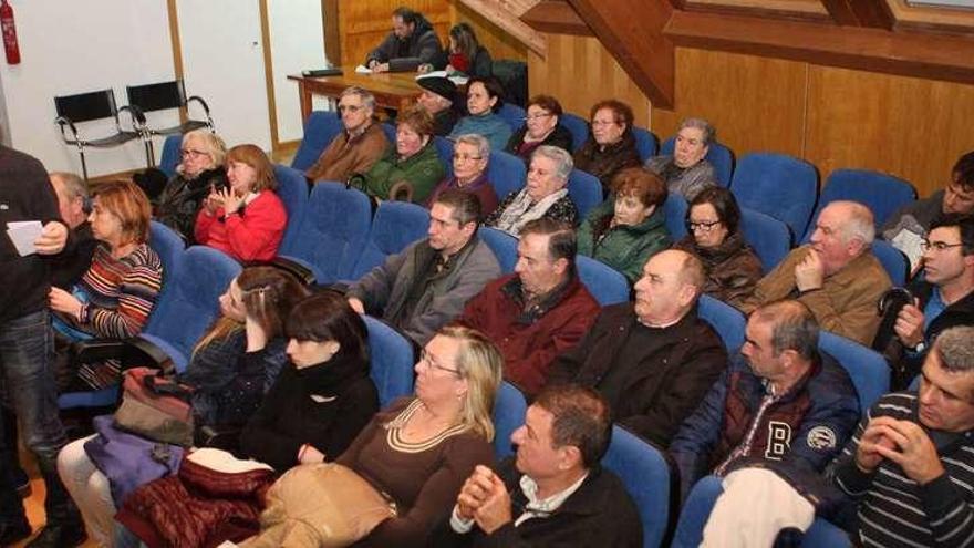 El portavoz de los vecinos contrarios a la activación de la antena de Benito Vigo, ayer, interviniendo al final del pleno. // Bernabé / Ana Agra