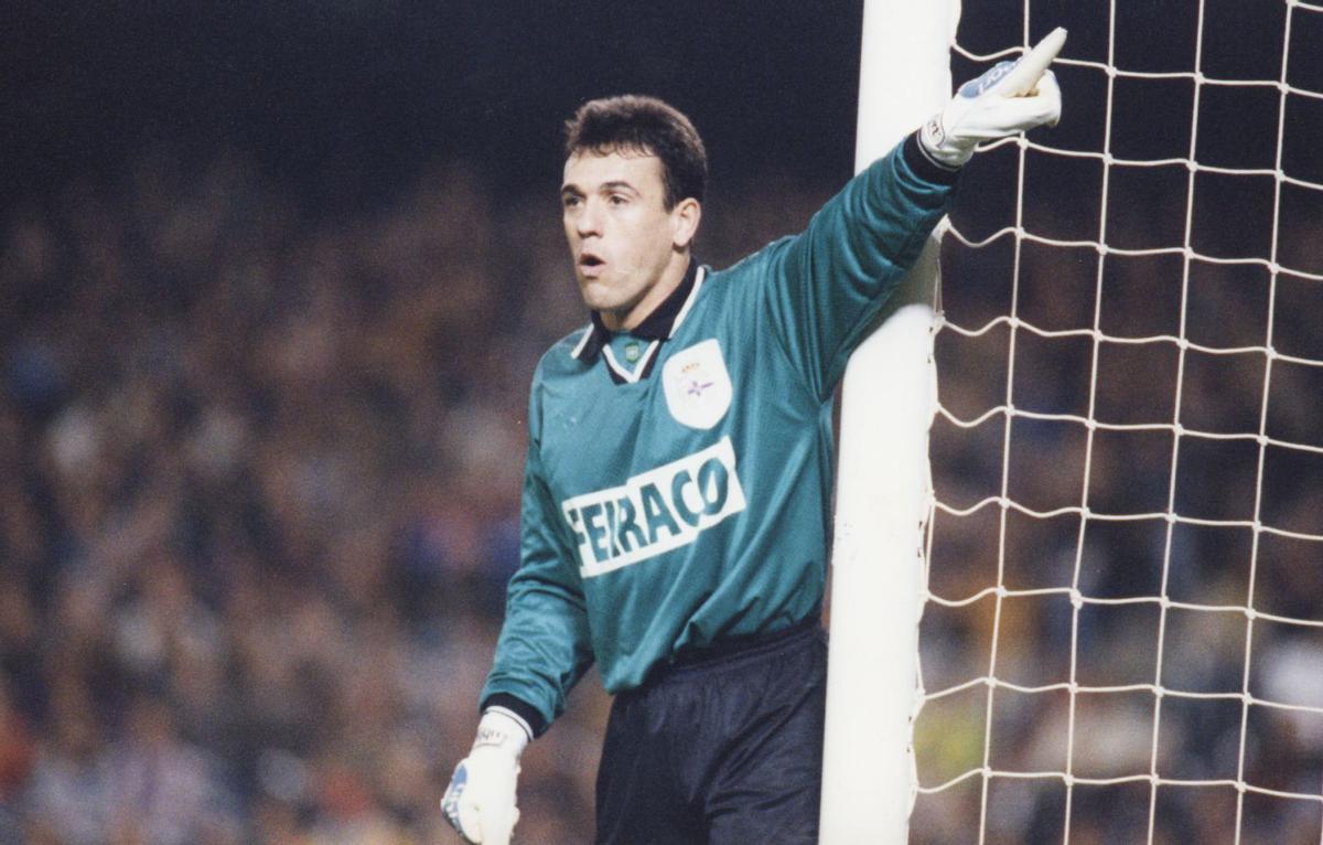 Paco Liaño coloca una barrera en un partido como guardameta del Deportivo. |  // FERNANDO ZUERAS