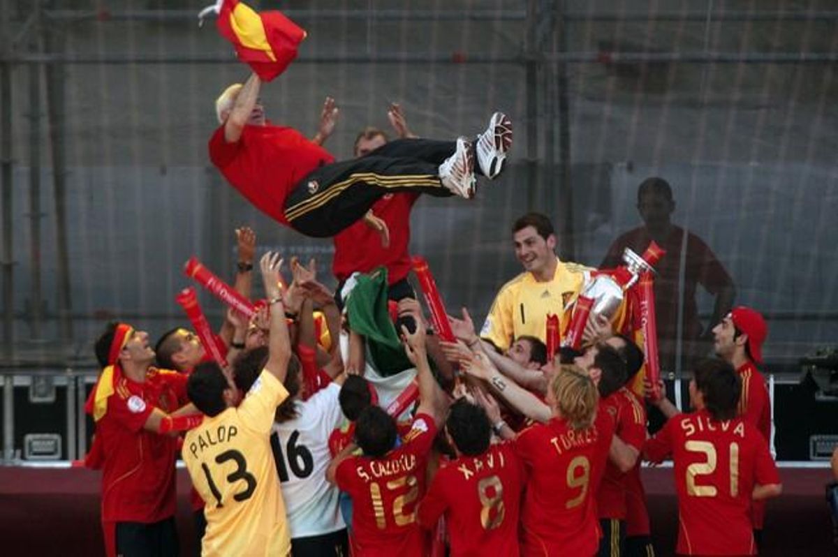 Els jugadors de ’la Roja’ mantegen l’entrenador, Vicente del Bosque, mentre celebren la victòria.