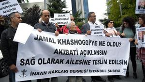 Protesta ante el consulado de Arabia Saudí en Estambul por la desaparición de Jashoggi.