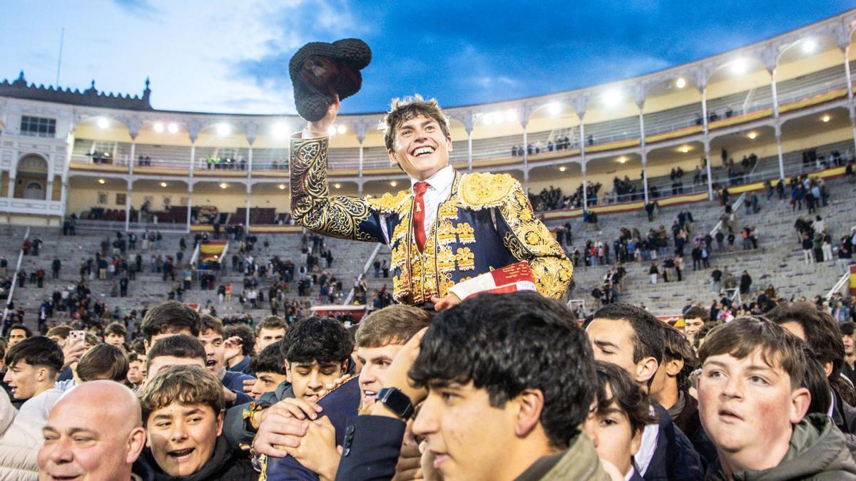 Álvaro Serrano abre la puerta grande de la Feria de San Isidro de Madrid.