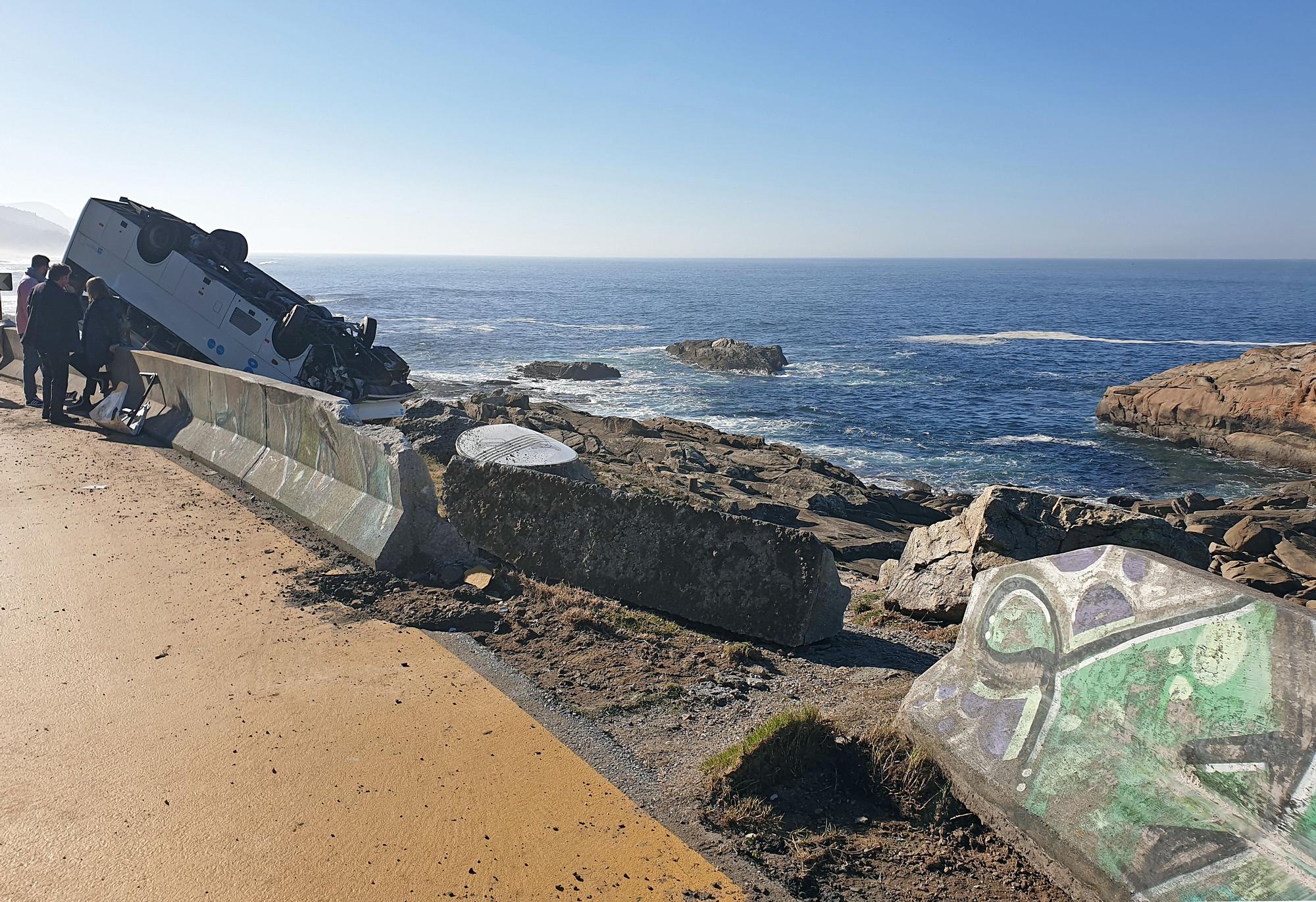 Un microbús vuelca sobre las rocas de cabo Silleiro