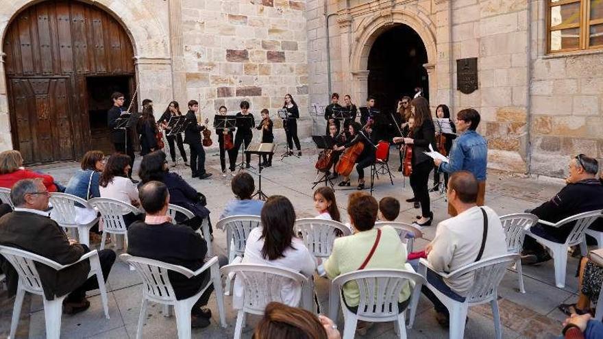 La Joven Orquesta Sinfónica de Zamora anima la plaza del Seminario