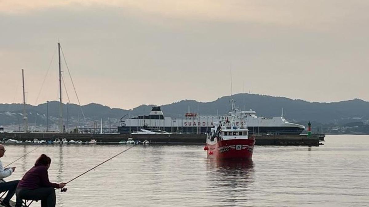 Un buque del Gran Sol a su llegada al muelle de Vigo.