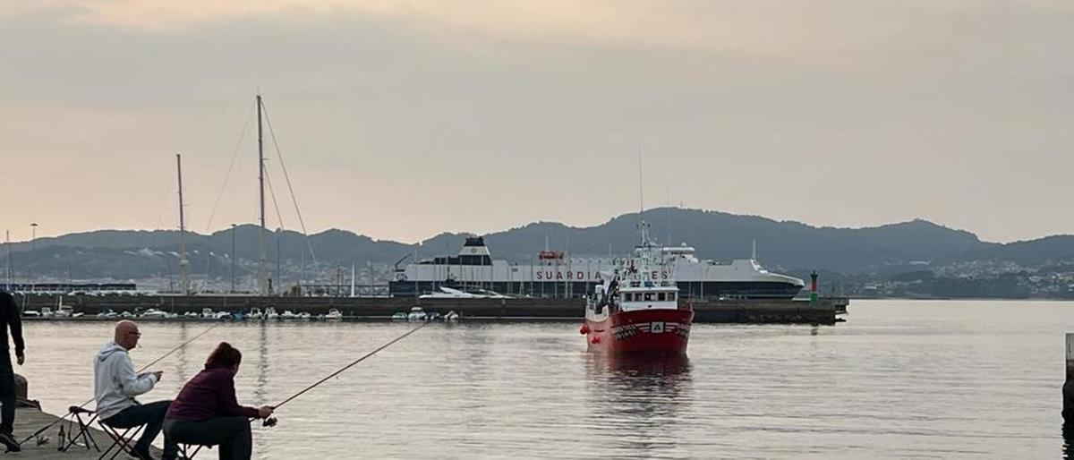 Un buque del Gran Sol a su llegada al muelle de Vigo.