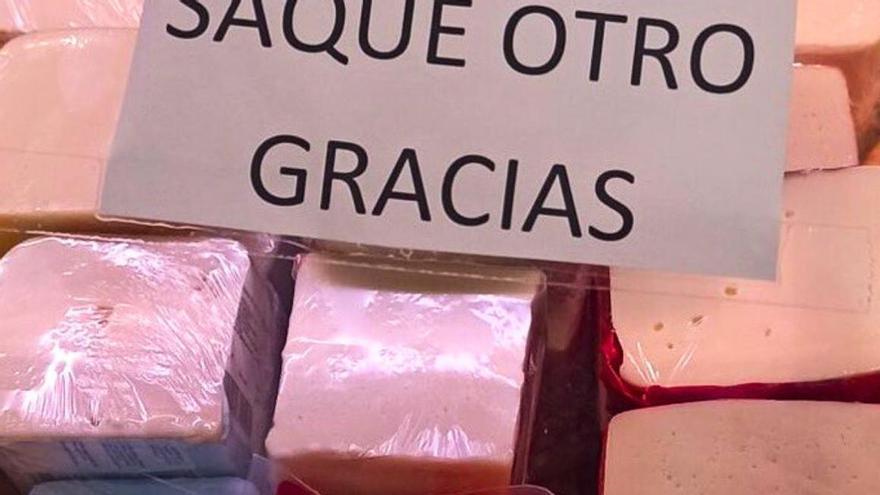 Polémica por este cartel de una carnicería de Murcia que está dando una lección de civismo a toda España