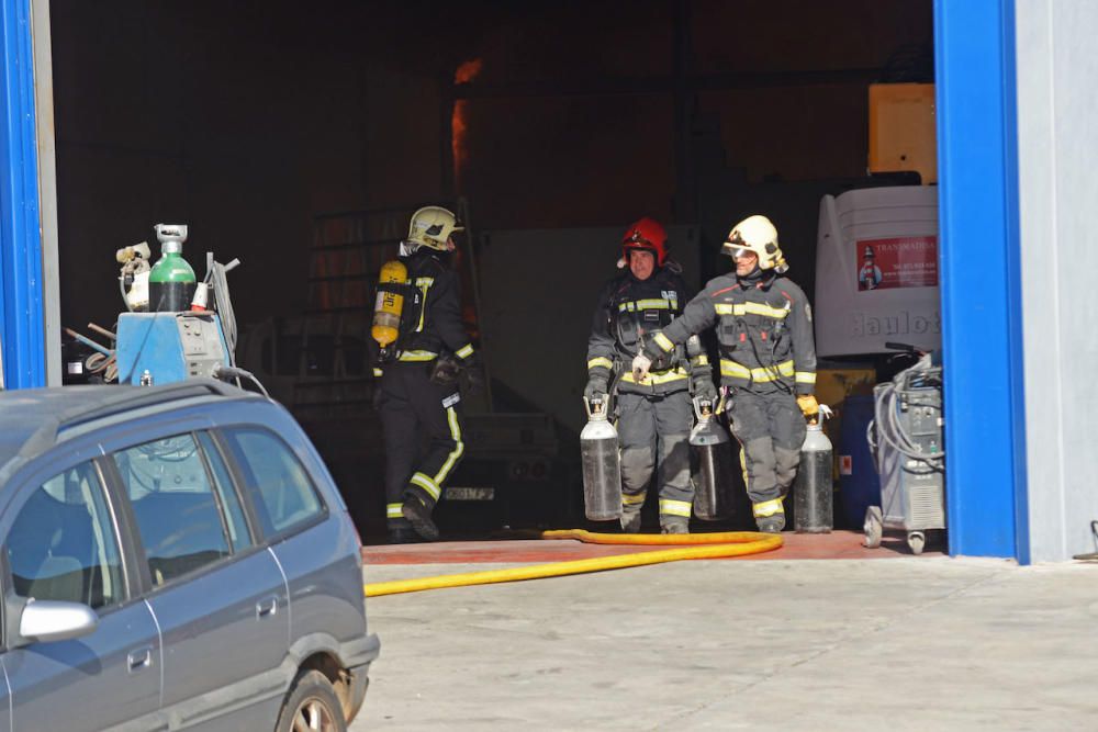 Incendio de varias naves industriales en el polígono de Marratxí