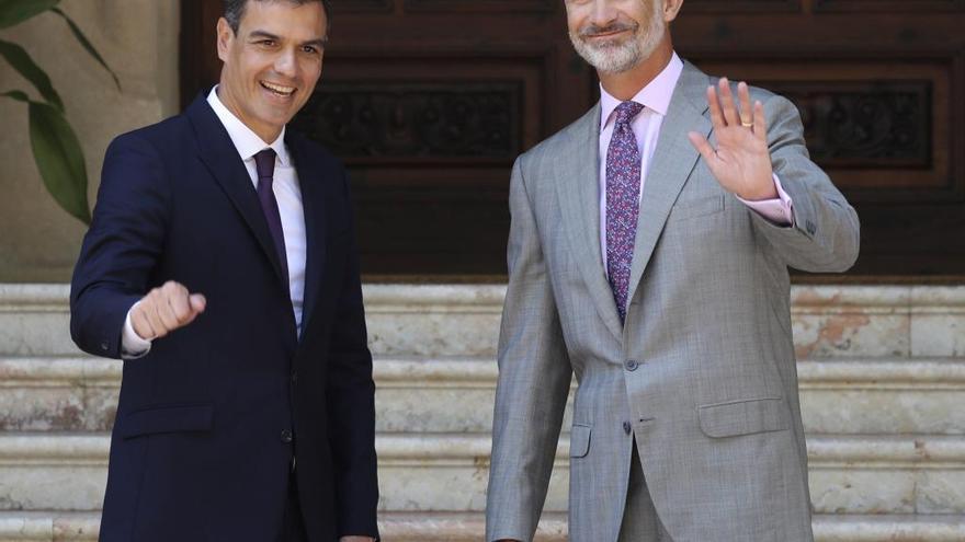 Ministerpräsident Pedro Sánchez (li.) zusammen mit König Felipe VI. vor dem Marivent-Palast in Palma de Mallorca.