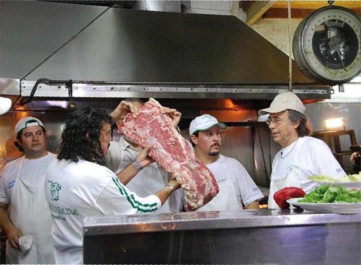 Joan Manuel Serrat, un hombre venerado en Argentina, se ofreció a prepararnos una parrillada de car