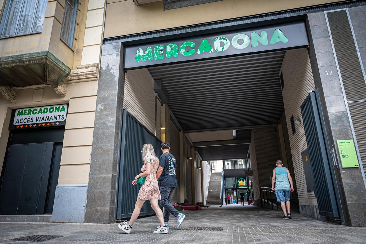 La entrada al interior de manzana, que lo es simultáneamente de un supermercado de Mercadona.