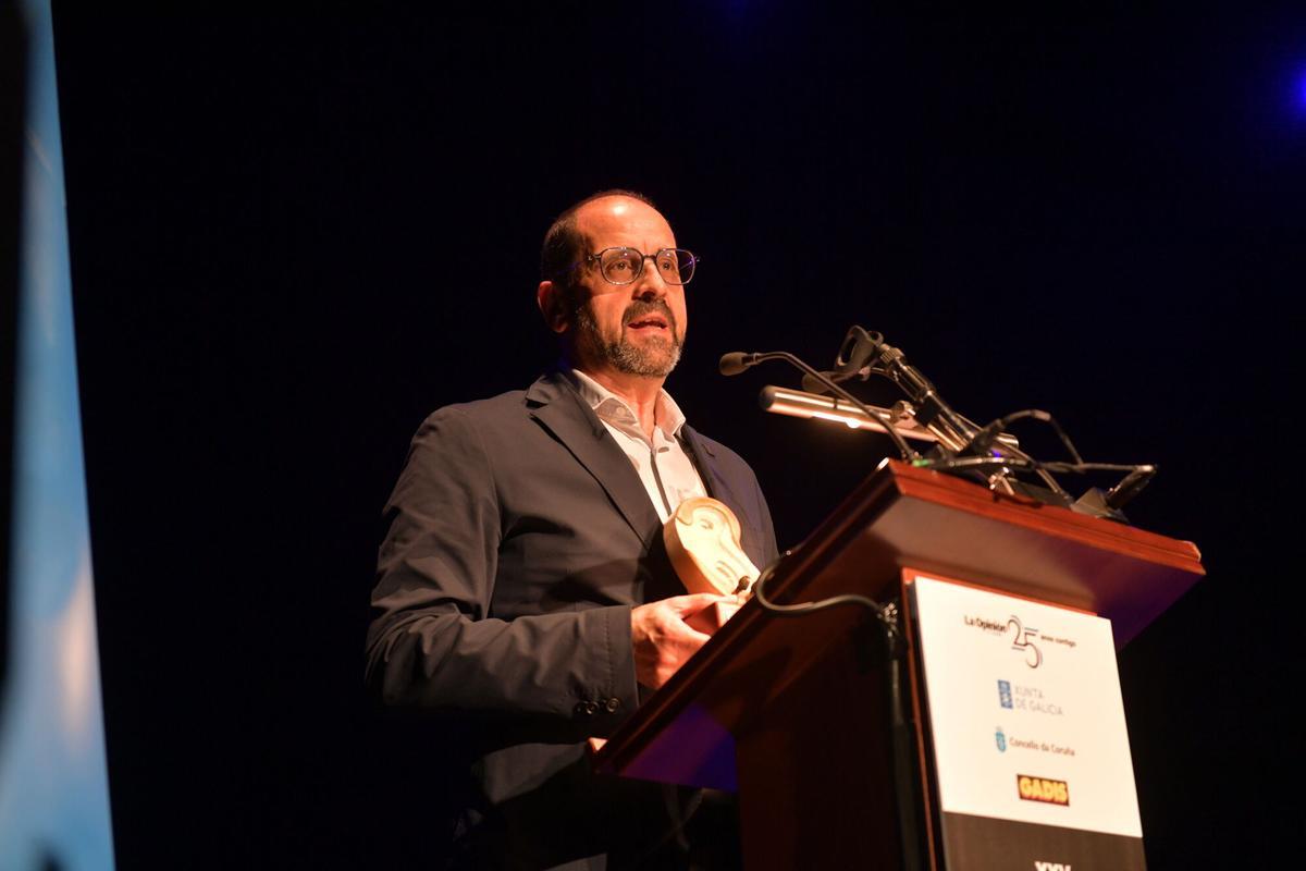 Henrique Monteagudo, director da RAG, recolle o Premio ao Acontecemento Musical do Ano. Henrique Monteagudo, director da RAG, recolle o Premio ao Acontecemento Musical do Ano.