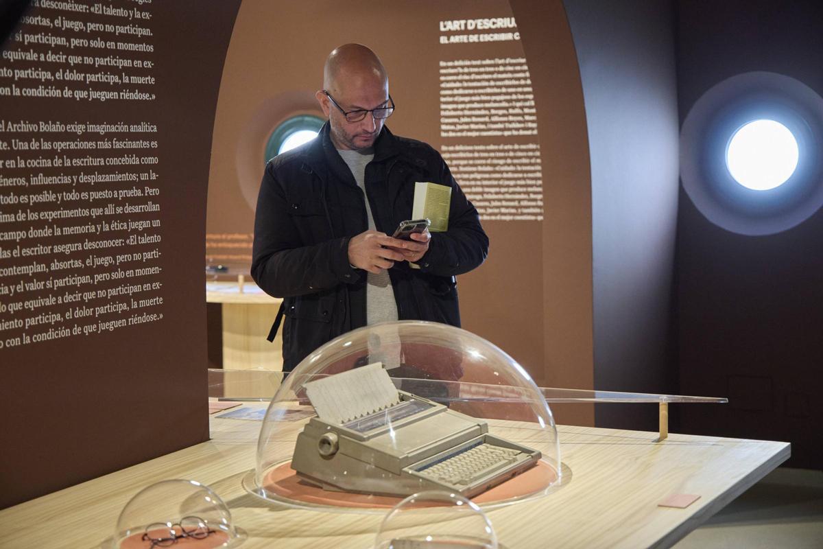 La màquina d'escriure elèctrica que feia servir Bolaño forma part de la mostra.