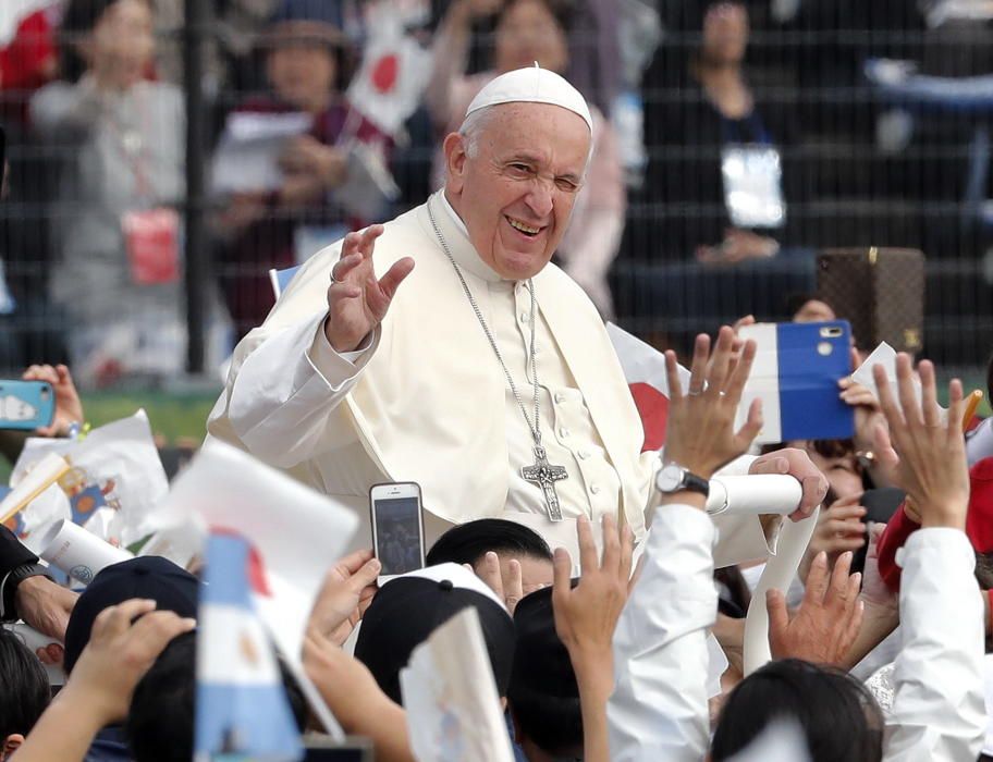 El papa celebró hoy una misa para la pequeña comunidad católica japonesa en la ciudad de Nagasaki, símbolo tanto del martirio de los cristianos en el pasado como de la bomba atómica.