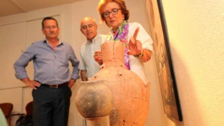 El director del museo, Carmen Pérez y el concejal Paco Blay observan una vasija.