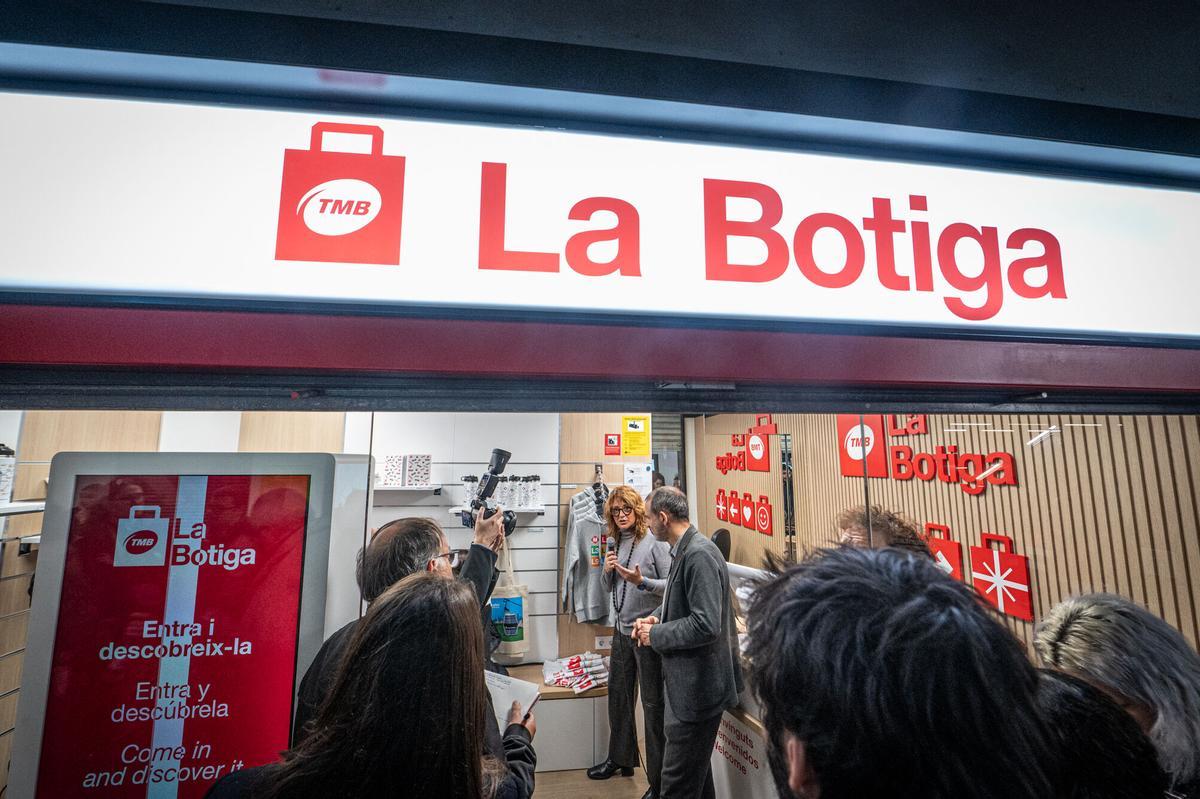 TMB presenta la primera tienda de merchandising de TMB en el metro de Barcelona, situada en la estación de Sagrada Família. Laia Bonet participa en la inauguración, este lunes. 