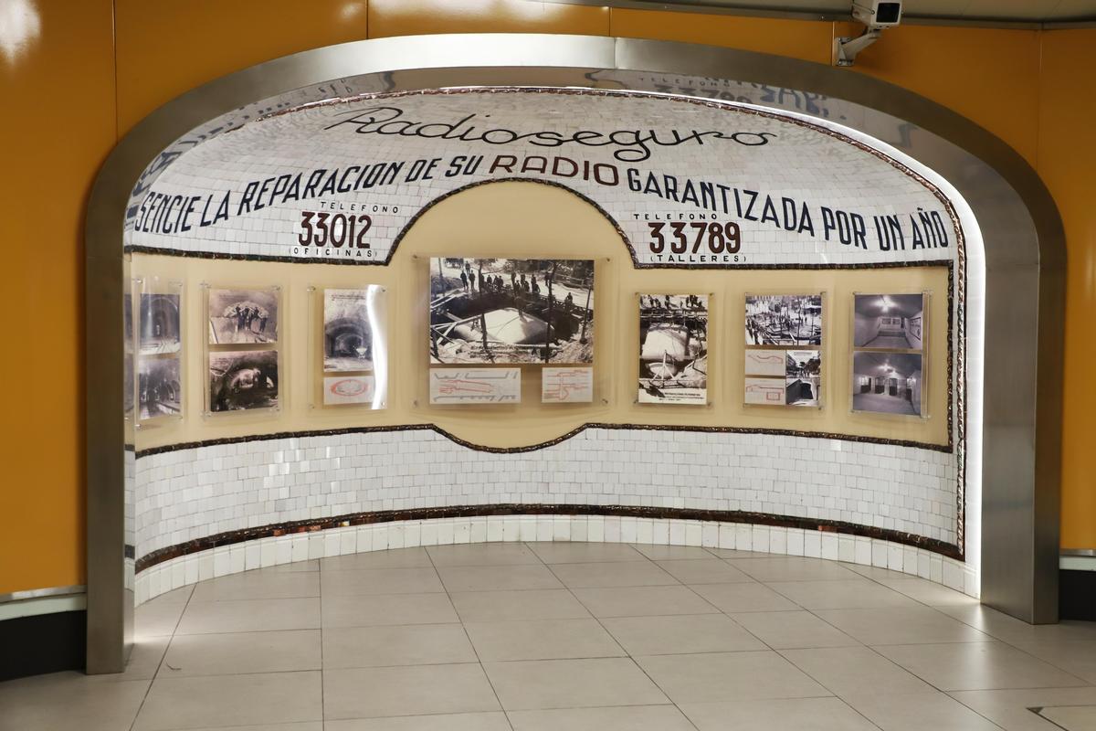 Mural centerario de azulejos en el Metro Bilbao de Madrid