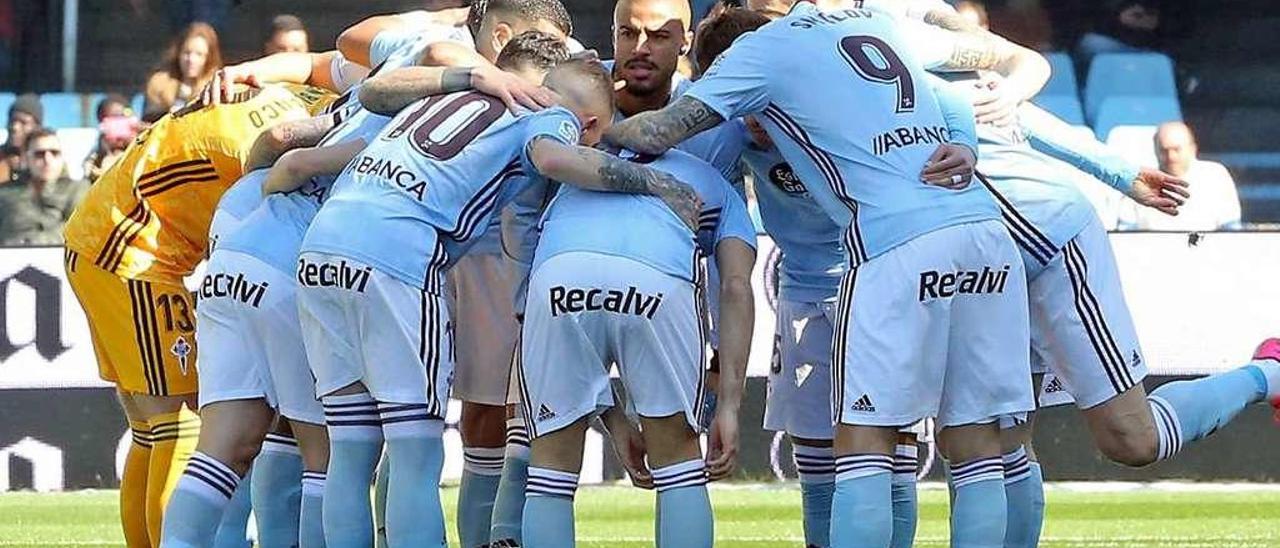 Los jugadores del Celta, reunidos antes de iniciarse un partido en Balaídos, para darse ánimos. // Marta G.Brea