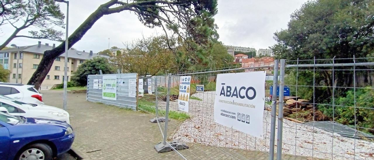 Solar en Fuente de Santa Leocadia, frente a la playa de Santa Cristina, donde se levantará un edificio de 19 pisos.