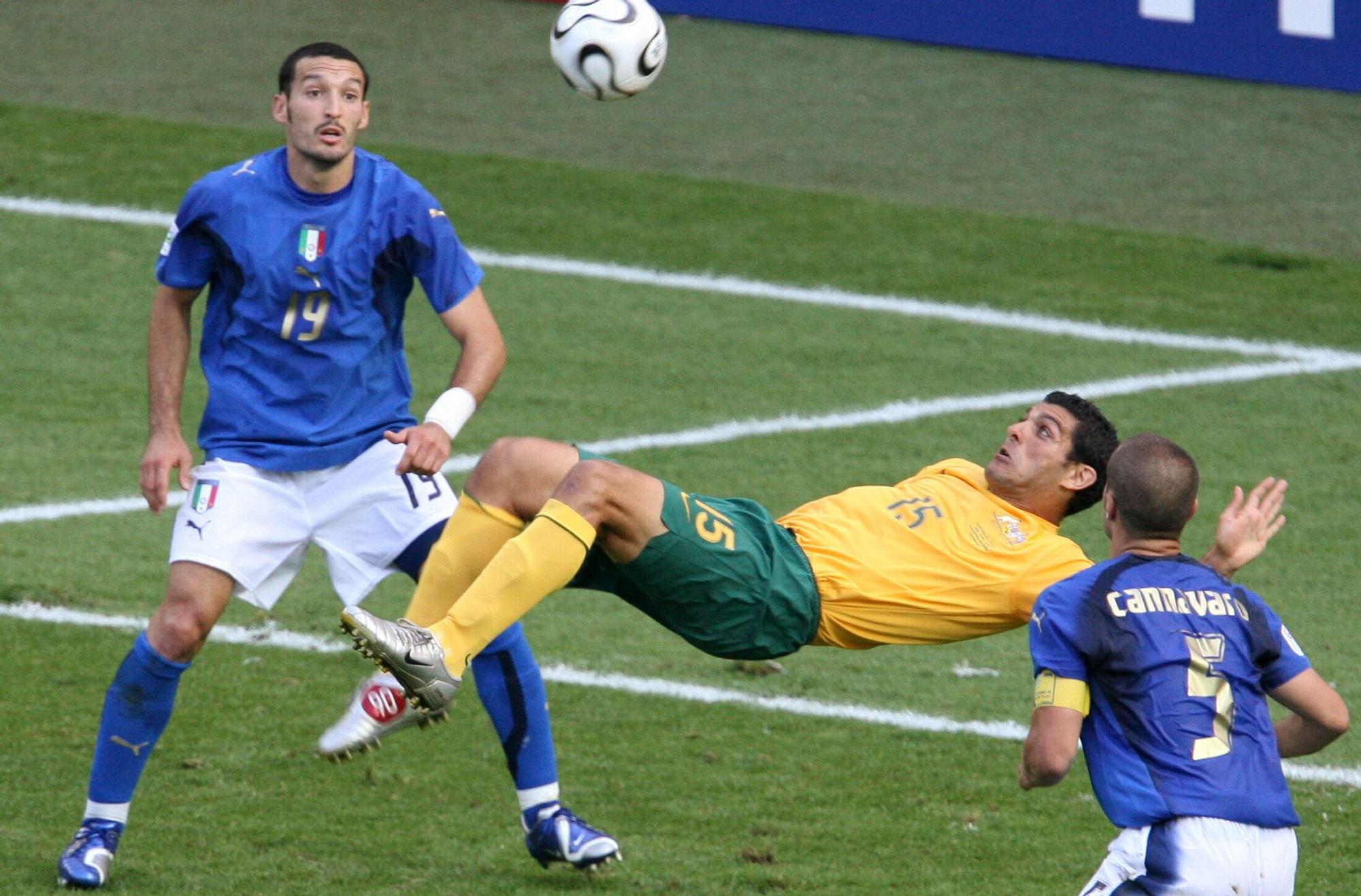 John Aloisi remata un balón en los octavos del Mundial 2006 ante los italianos Fabio Cannavaro y Gianluca Zambrotta.