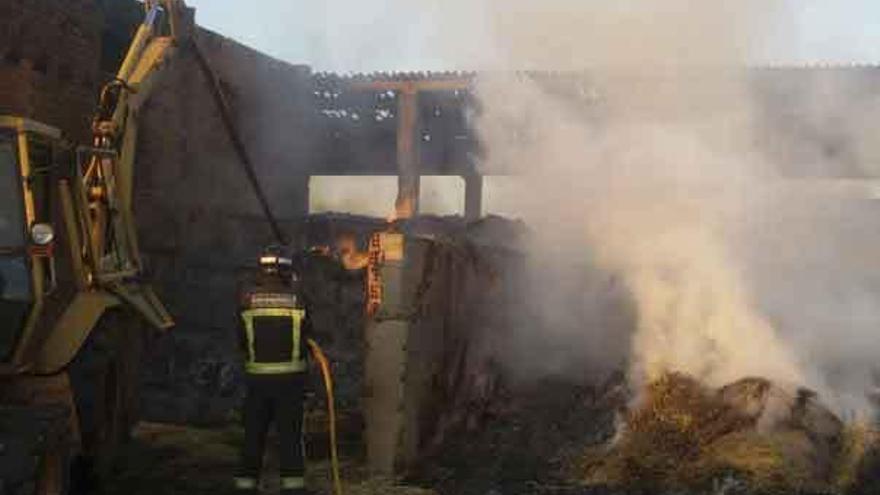 Arden decenas de pacas de paja en una explotación ganadera de Olmillos