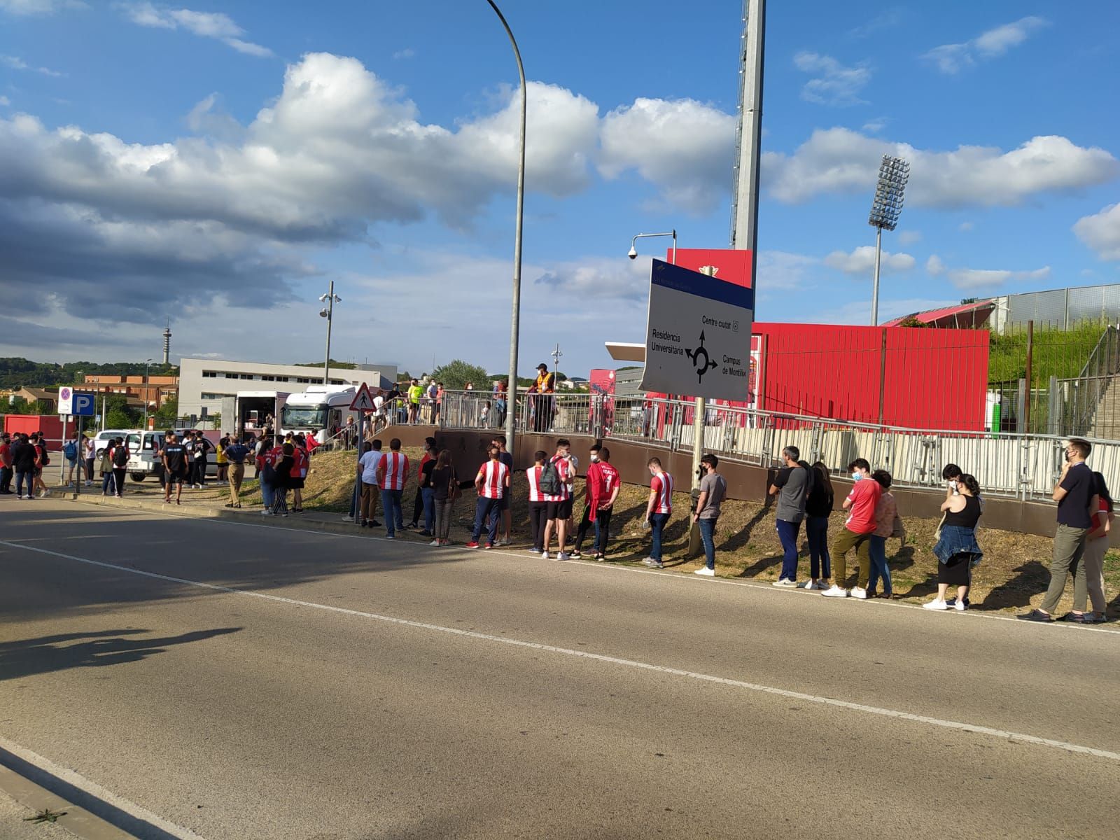 Cues a Montilivi en busca d'una entrada pel Girona-Almeria