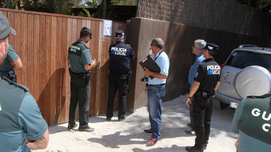 Foto de archivo de la Guardia Civil precintando Casa Lola