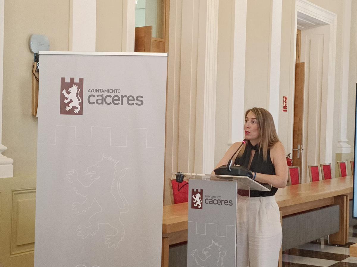 La presidenta de la Junta de Extremadura, María Guardiola, en rueda de prensa en Cáceres