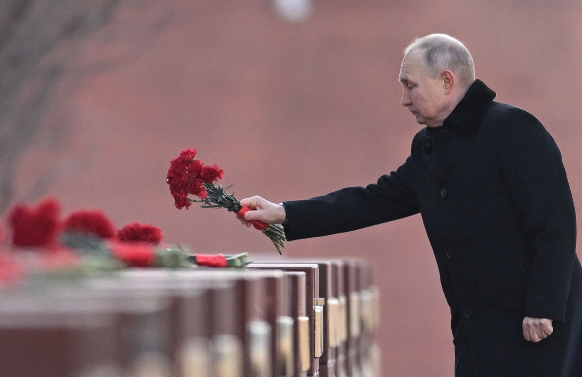 El presidente ruso, Vladímir Putin, hace una ofrenda floral en el memorial a las ciudades heroicas de la Segunda Guerra Mundial en Moscú, en el Día de los defensores de Patria, el pasado 23 de febrero.
