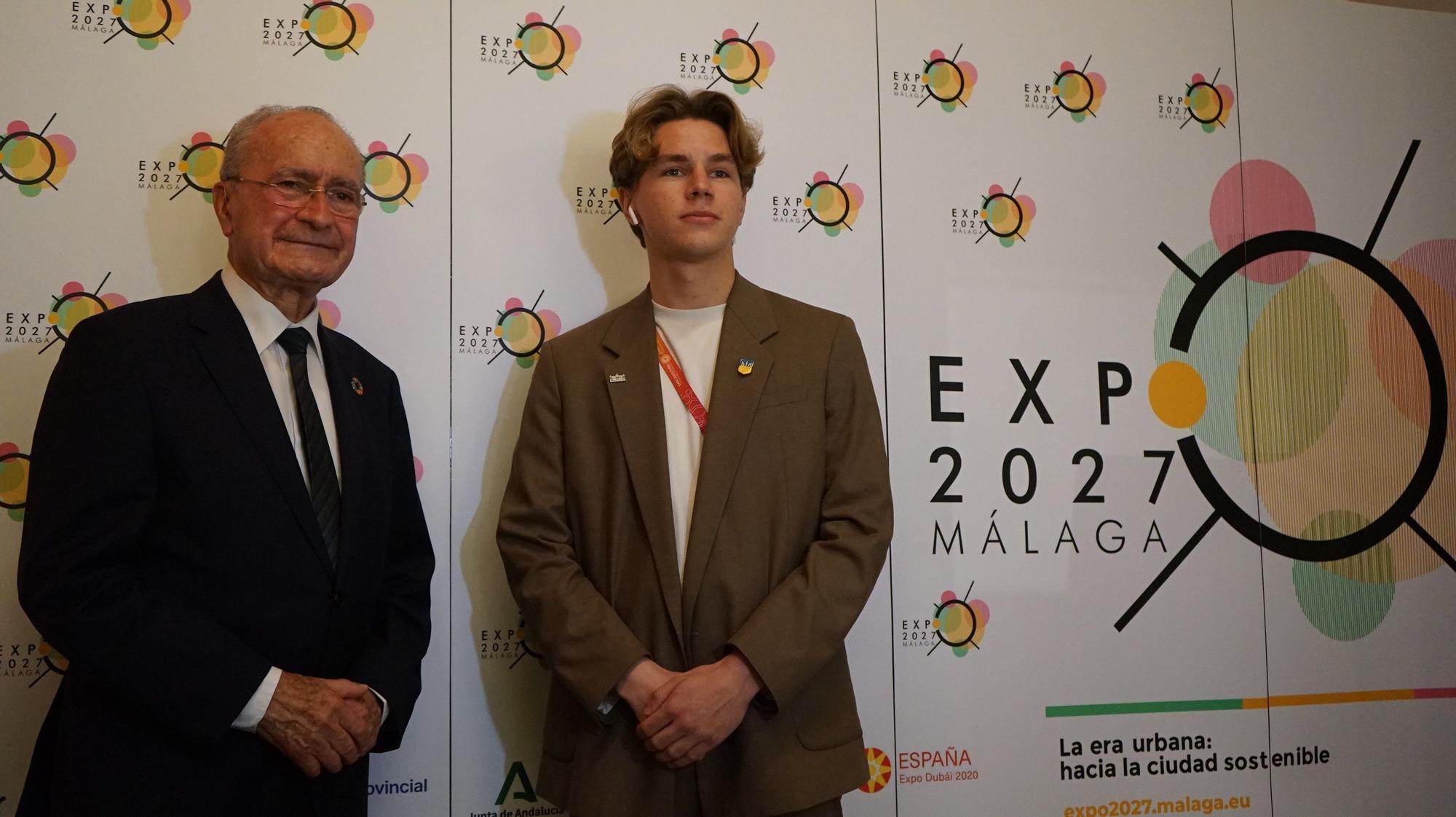 El alcalde de Málaga, Francisco de la Torre, en la imagen, con un representante del pabellón de Ucrania