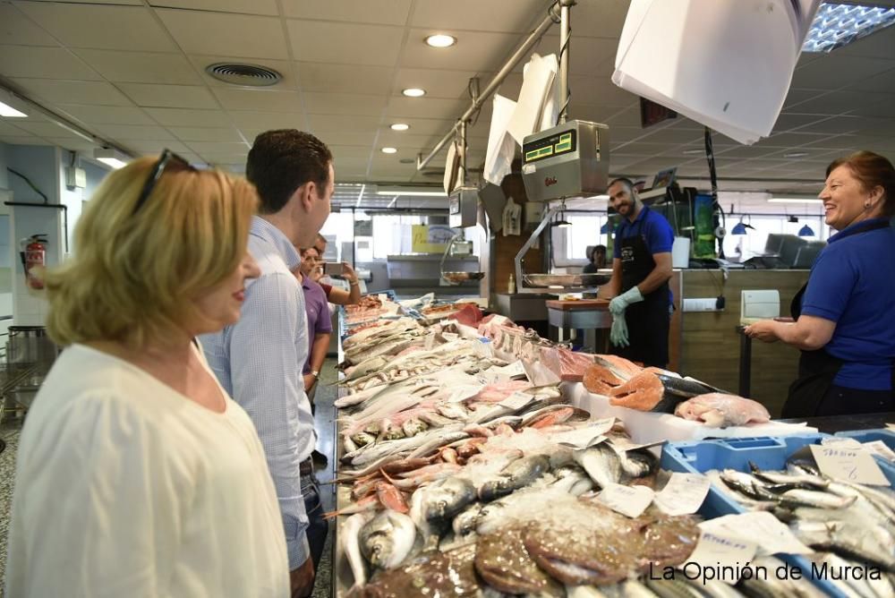 Teodoro García pidiendo el voto en el mercado Saav