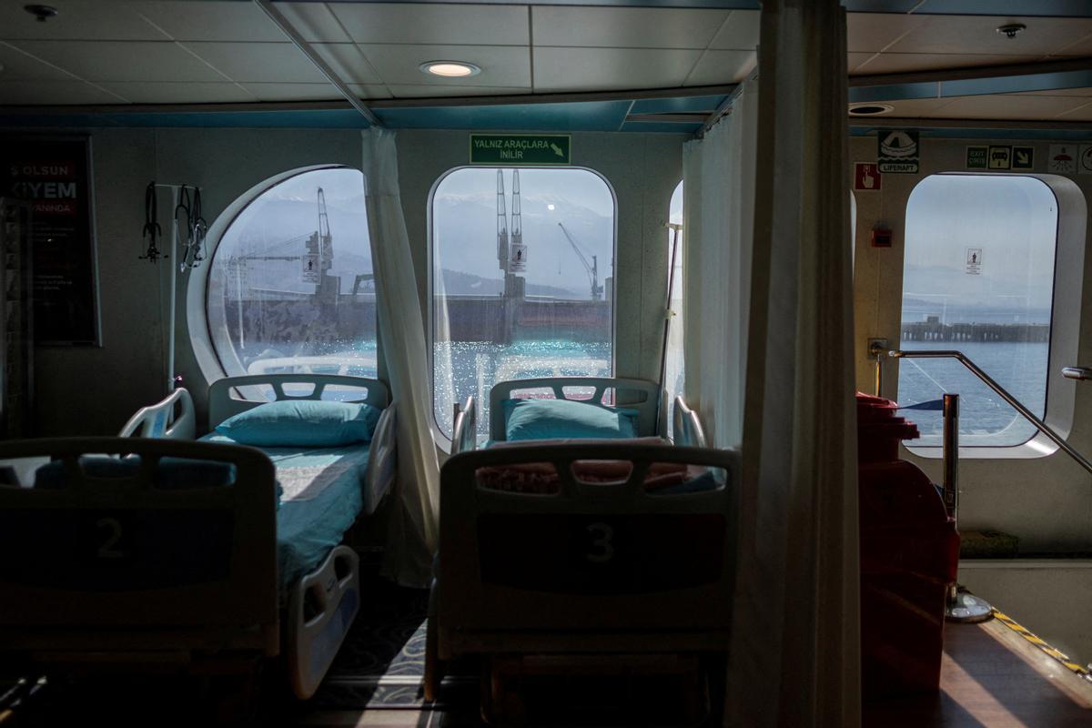 Supervivientes del terremoto descansan en un ferry convertido en un centro de salud improvisado en Iskenderun, provincia de Hatay, Turquía.