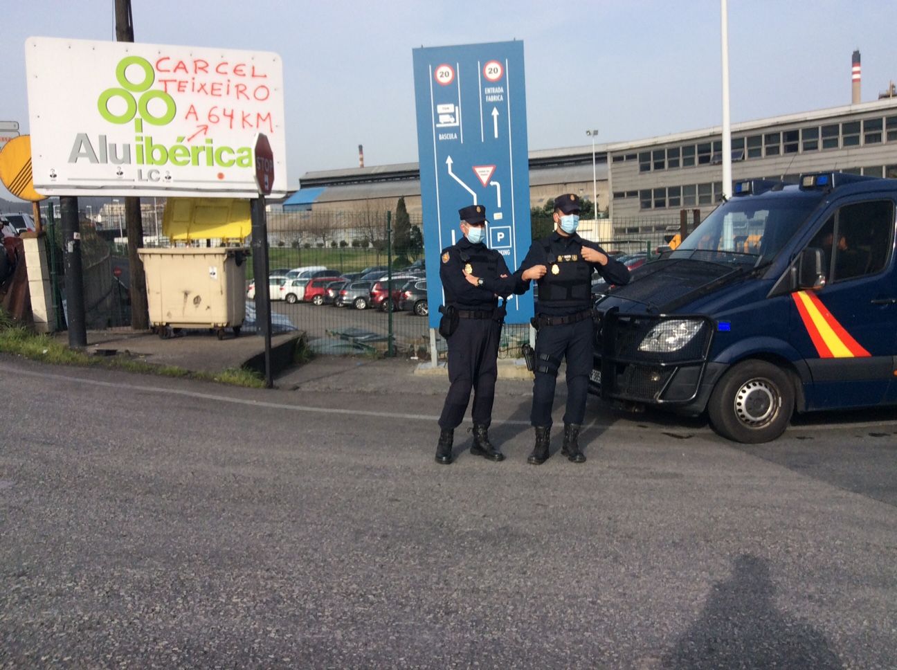 La Policía Nacional entra en las fábricas de Alu Ibérica de A Coruña y Avilés