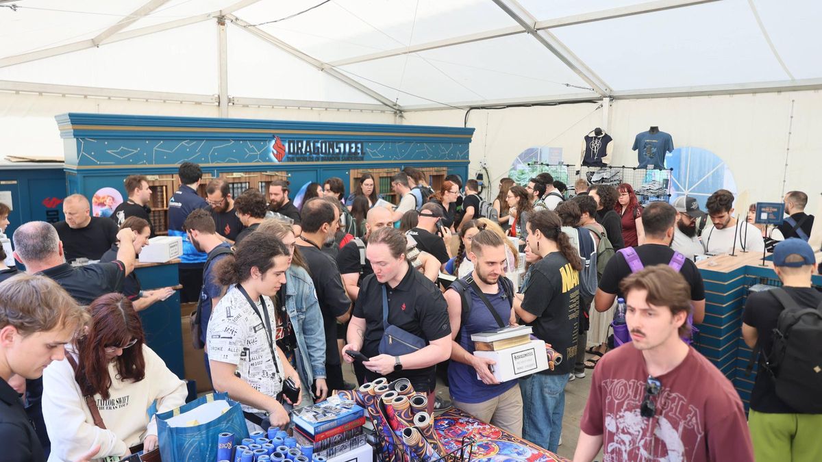 La carpa del &quot;merchandising&quot; de Brandon Sanderson esta mañana
