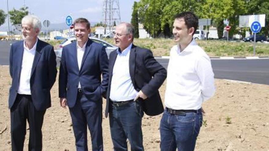 Francesc Signes, Roger Cerdà, Carlos Domingo y Miquel Lorente, ayer, en la nueva rotonda.