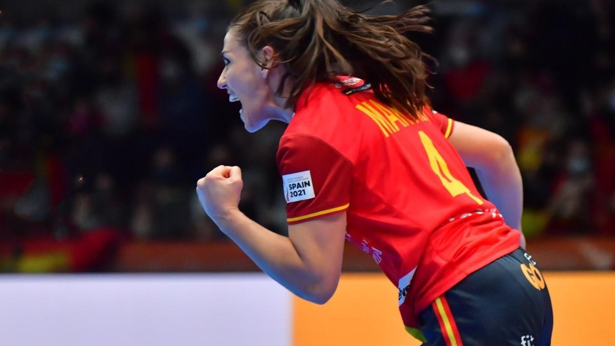 Carmen Martín celebra un gol con la selección española femenina de balonmano en el Mundial de España.