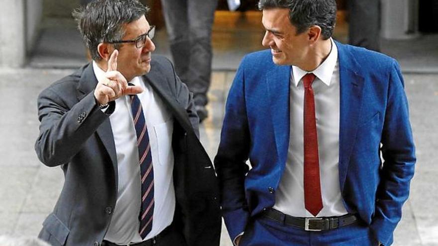 Sánchez (dreta) conversa amb Patxi López al Congrés de Diputats