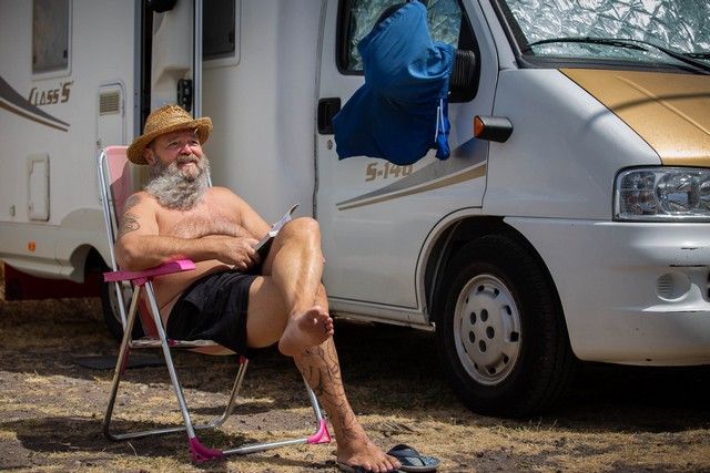 Caravanistas instalados en la zona de aparcamiento de la playa de Las Teresitas