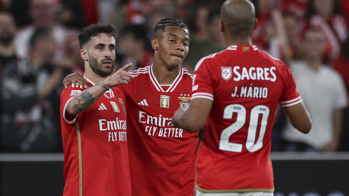 David Neres celebra un gol ante el Vizela junto a sus compañeros