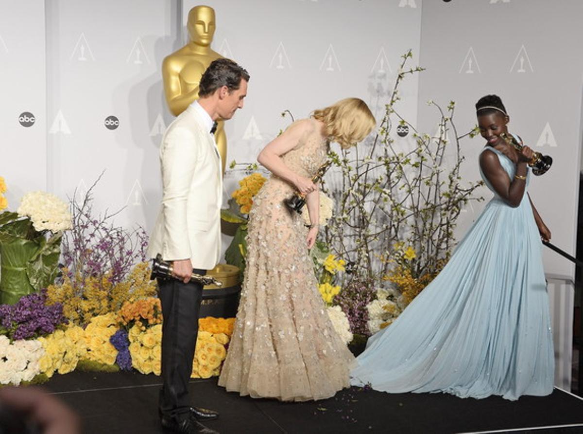 Moment vestit: l’actor Matthew McConaughey, amb el seu Oscar, l’actriu Cate Blanchett i la jove actriu Lupita Nyong’o.