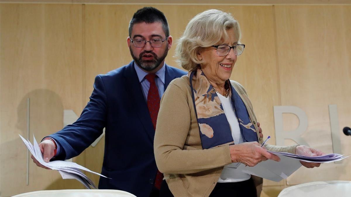 Imagen de archivo de la alcaldesa de Madrid, Manuela Carmena  y el hasta hoy concejal de Economia y Hacienda del Ayuntamiento, Carlos Sanchez Mato.