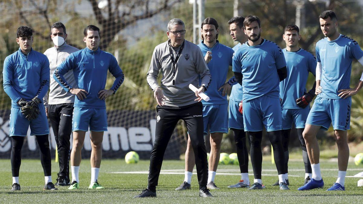 Juan Carlos Garrido da órdenes a sus jugadores  en un entrenamiento.