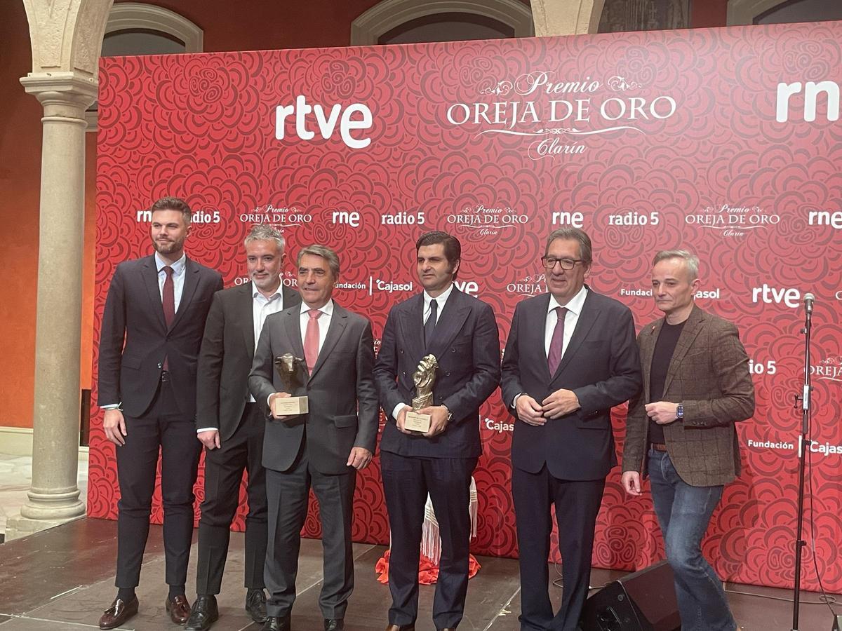 Morante recoge la tercera oreja de Oro en Sevilla