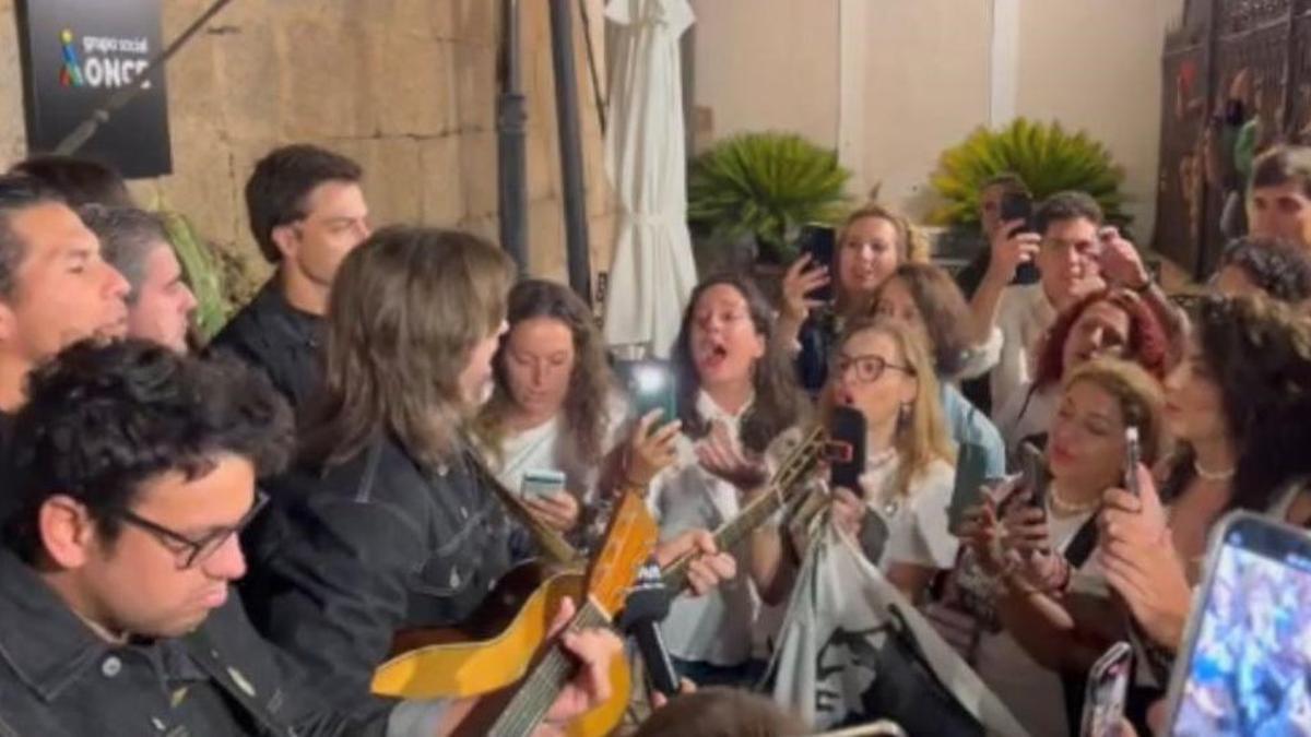 Juanes improvisa un concierto en la puerta de su hotel de Mérida