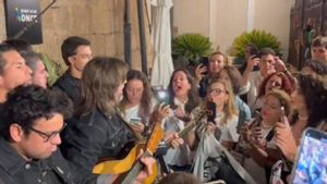 Juanes cantando en la puerta de su hotel en Mérida.