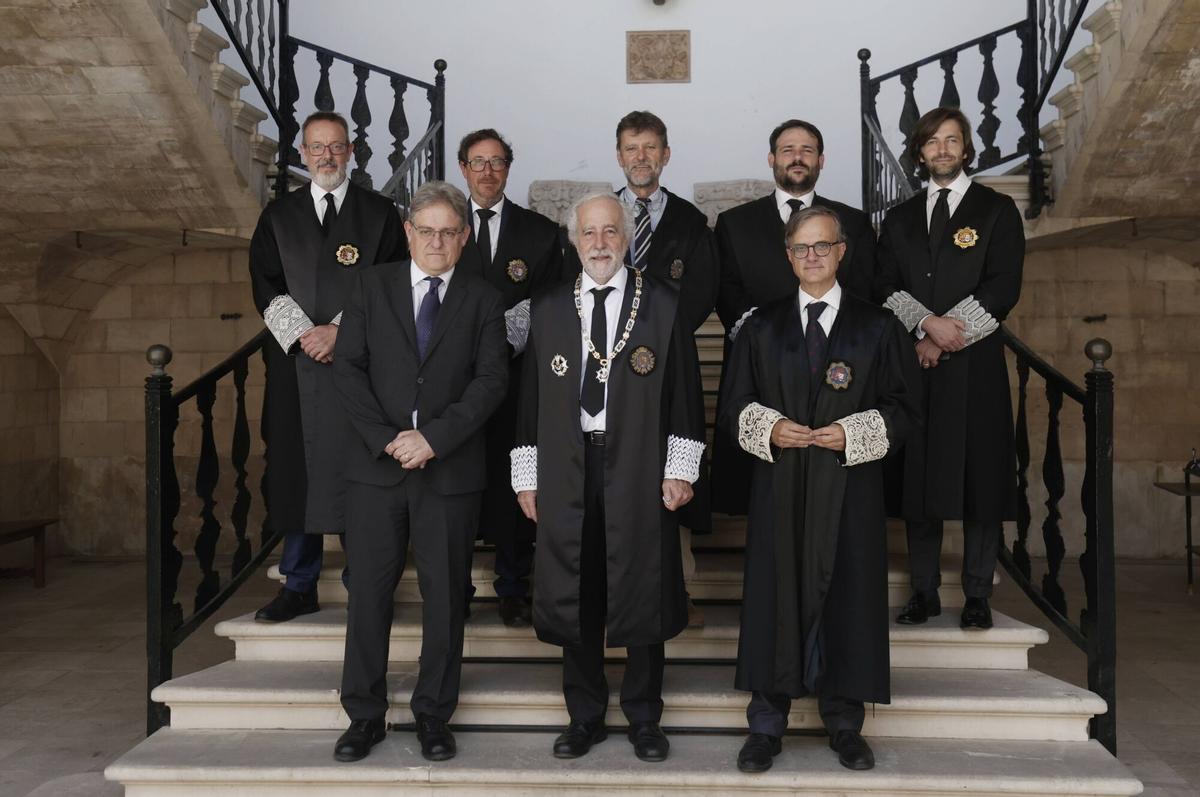 La sala de gobierno del TSJB posa en las escaleras del Palacio de Justicia, junto al vocal del CGPJ José María Fernández Seijo.