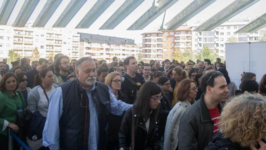 Un numeroso grupo de aspirantes a trabajar en el servicio de Recaudación, ayer, a la entrada del Palacio de Congresos.