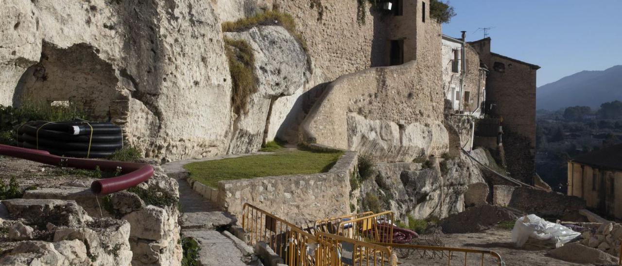 La zona del Jardí de la Torre dels Portuguesos, en obras en el barrio medieval de Bocairent. | PERALES IBORRA